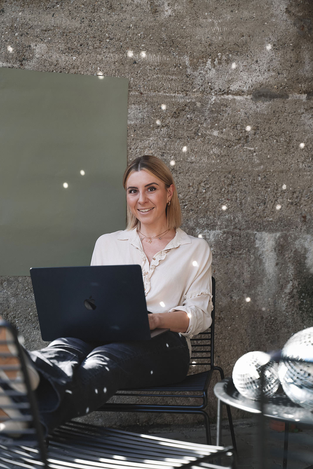 Deine Personal Brand Website. Deine Website sollte dich und dein Business perfekt repräsentieren. Als virtuelle Assistentin und Expertin für Webdesign in Telfs, Tirol, erstelle ich Personal Brand Websites für Coaches und Dienstleister, die unabhängig von Social Media wirken. Mit WordPress und kreativen Content-Marketing-Ansätzen entwickeln wir eine Landingpage oder Unternehmenswebsite, die KundInnen begeistert und Ergebnisse liefert. Ob Onlineshop oder klassische Business-Website – ich mache dich online sichtbar und zeige deine Einzigartigkeit. Starte jetzt mit einer Website, die deine Marke stärkt und deine Vision umsetzt!
