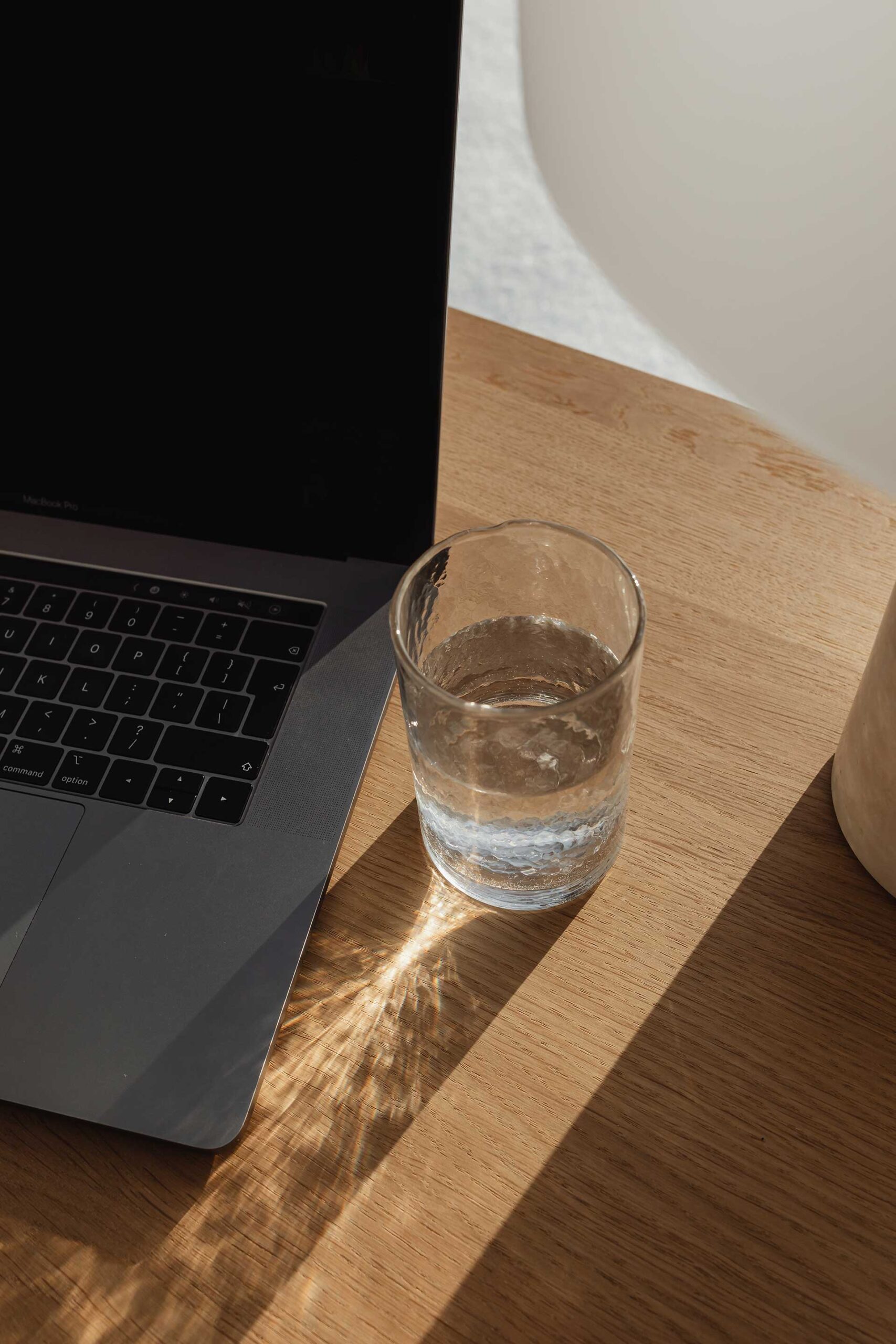 Hast du genug von Content, der nicht funktioniert? Möchtest du Inhalte erstellen, die deine Reichweite erhöhen und dich online sichtbar machen? Dann brauchst du strategisches Content-Marketing! In diesem Artikel erfährst du, wie du Content erstellst, der Kunden anzieht, Vertrauen aufbaut und für dich verkauft – ohne aufdringlich zu wirken. Mit den richtigen Methoden entwickelst du eine durchdachte Content-Strategie, die dir langfristig Zeit spart und deine Wunschkunden begeistert. Zusätzlich stelle ich dir den Content Marketing Club vor – deine Lösung für stressfreies, effektives Content-Marketing. Jetzt lesen und durchstarten!