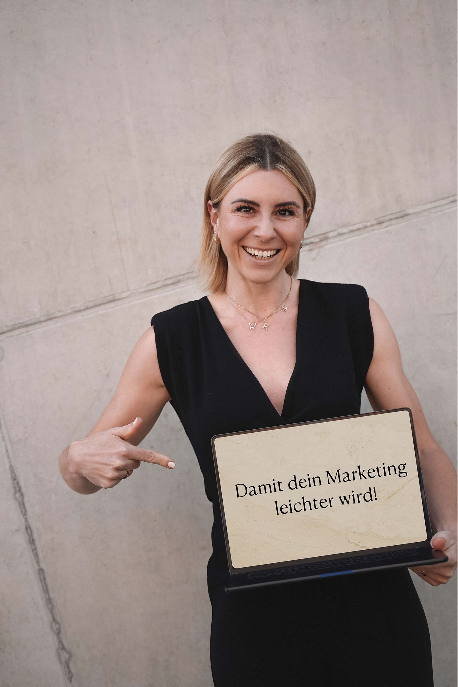 Möchtest du dein Content-Marketing als Selbstständige*r endlich leichter umsetzen? Dann brauchst du einen Content-Plan! Schluss mit dem „Was poste ich heute?“-Chaos – mit einer klaren Struktur kannst du regelmäßig sichtbar sein, ohne täglich neuen Content erstellen zu müssen. In diesem Blogartikel zeige ich dir, warum eine durchdachte Planung Zeit spart, Stress reduziert und deine Reichweite steigert. Erfahre, wie du einen Content-Plan erstellst, um dein Marketing stressfrei und strategisch zu gestalten. Starte jetzt mit weniger Aufwand durch! 