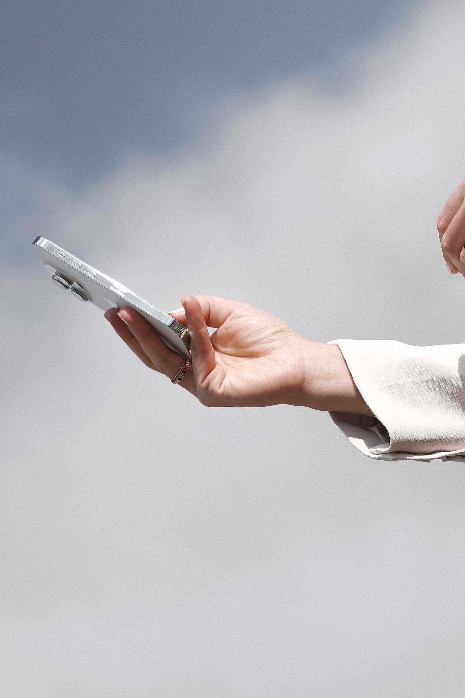 KI-gestützte Texterstellung kann dein Marketing revolutionieren! Erfahre, wie du ChatGPT & Co. für schnelle Content-Erstellung, Social-Media-Texte und SEO-optimierte Blogartikel nutzt. Mit den richtigen Prompts kannst du KI für authentische Inhalte einsetzen, die zu deiner Brand Voice passen. Spare Zeit und nutze KI im Marketing, um deine Content-Marketing-Strategie effizienter zu gestalten. Von Newsletter-Texte automatisieren bis zu Blogartikel-Ideen generieren – so hilft dir KI, Content schneller und einfacher zu erstellen.