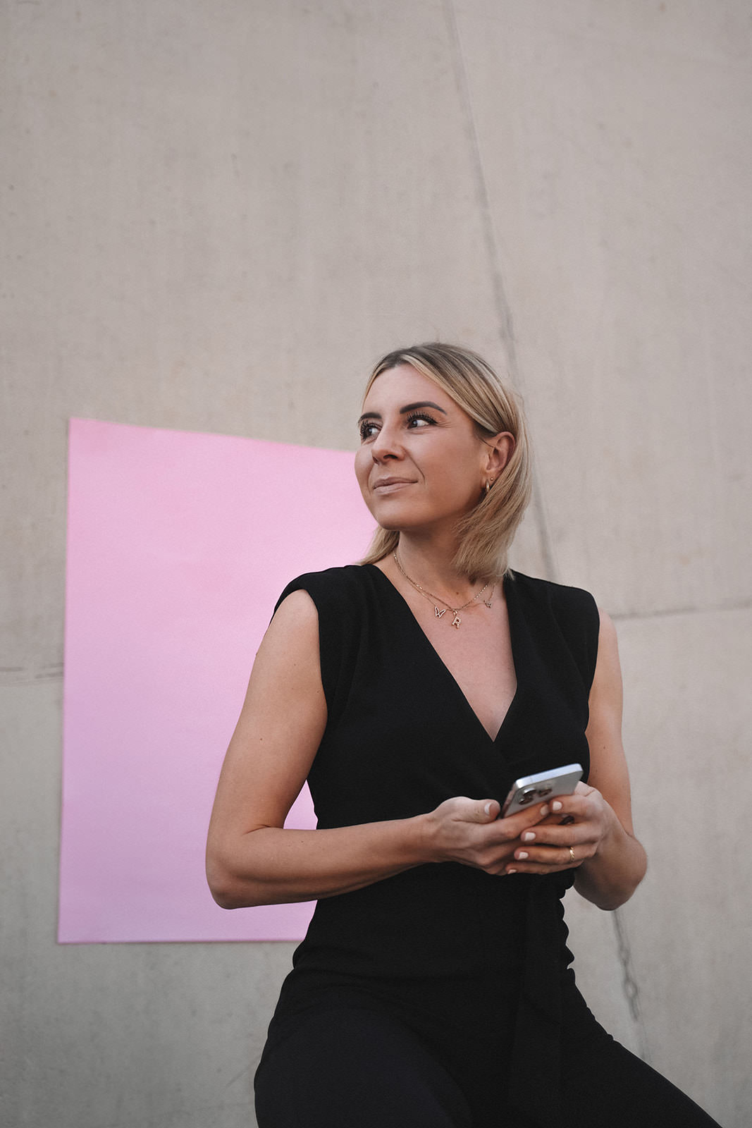 Du möchtest online sichtbar sein, aber der Social-Media-Stress mit Instagram nervt dich? In diesem Blogbeitrag erfährst du, wie du auch ohne Insta langfristig Kund:innen gewinnen kannst. Mit Website, Blog, Pinterest, LinkedIn und Newsletter baust du dir eine nachhaltige Sichtbarkeit auf – ganz ohne Dauerbespaßung. Du bekommst konkrete Tipps, echte Kundinnenbeispiele und erfährst, warum Instagram keine Pflicht ist. Lies jetzt, wie du smart sichtbar wirst – ohne ständig online zu sein.