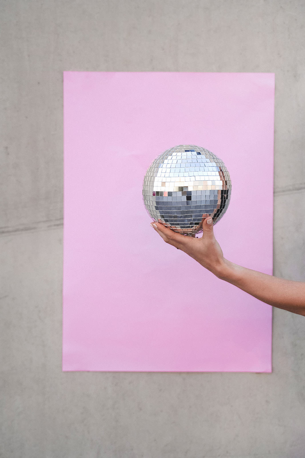 Ständig posten, Storys aufnehmen, Reels drehen – und trotzdem keine Kund:innen? Es geht auch anders. In diesem Beitrag zeige ich dir, wie du online sichtbar wirst, ohne auf Instagram aktiv zu sein. Wir sprechen über SEO, Bloggen, Newsletter, Pinterest und Co. – Kanäle, die für dich arbeiten, auch wenn du offline bist. Perfekt für selbstständige Frauen, die endlich raus aus dem Insta-Hamsterrad wollen. Jetzt lesen und erfahren, welche Kanäle wirklich Sinn machen, wenn du automatisiert online KundInnen gewinnen möchtest.