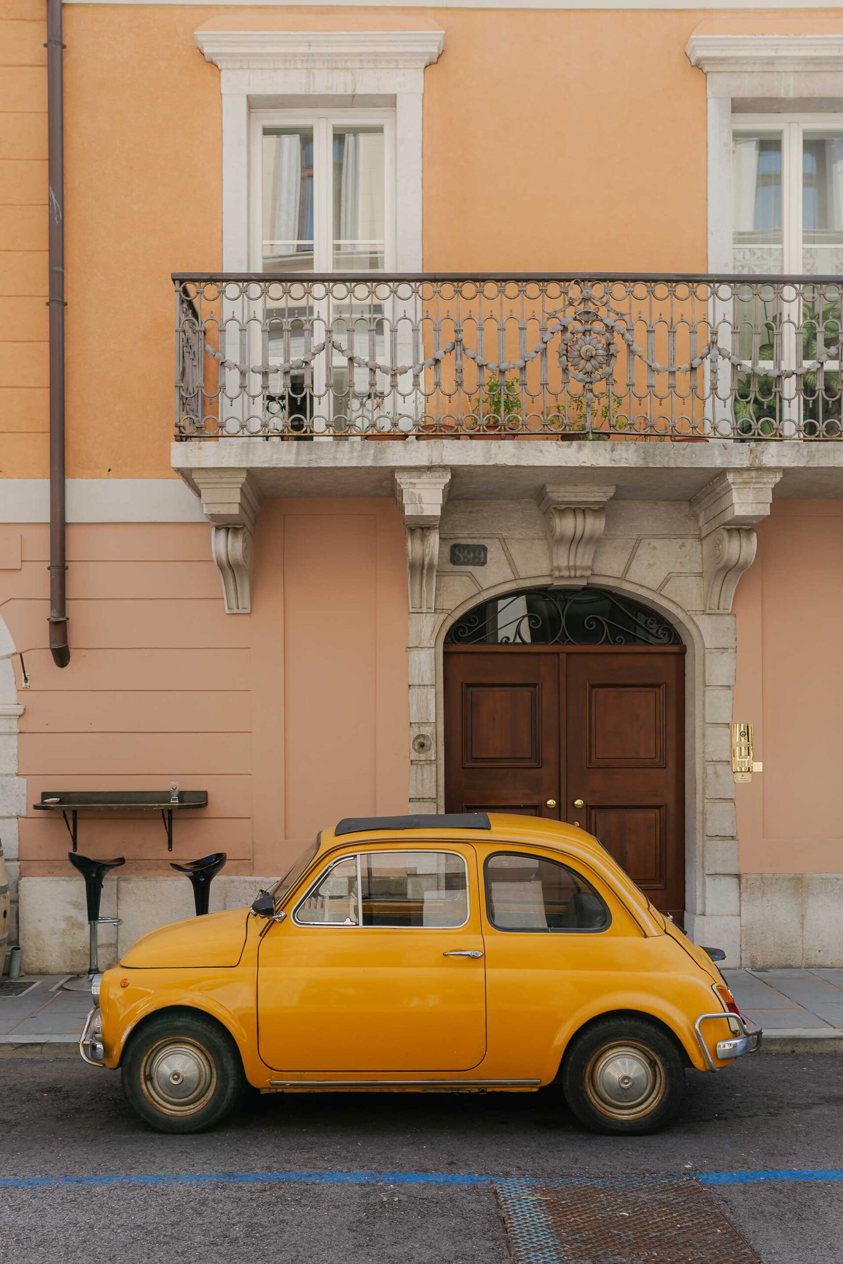 Marketing darf sich auch mal nach Sonnenschein und Aperol Spritz anfühlen. Mit den richtigen Routinen, smarten Tools und ein bisschen Vorarbeit kannst du deine Sichtbarkeit halten, ohne ständig online sein zu müssen. Wenn du selbstständig bist und nachhaltig online sichtbar werden willst, brauchst du diese 5 Schritte.