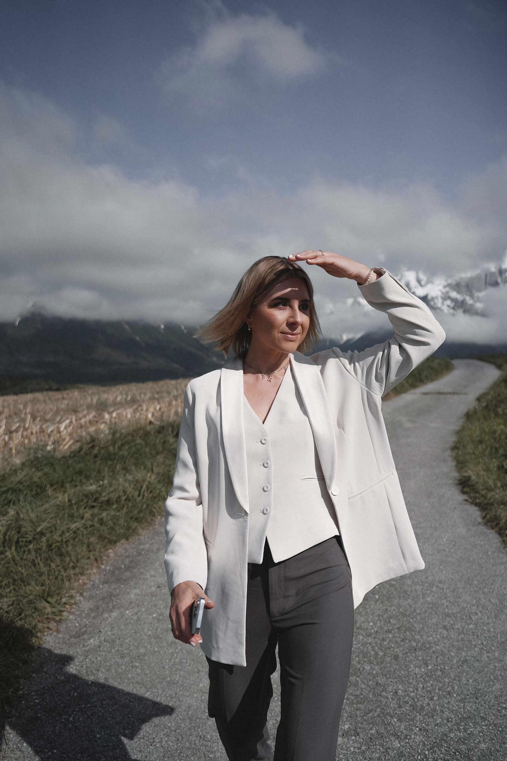 Ob Tirol oder darüber hinaus: Wer regional sichtbar werden will, braucht heute auch Online-Präsenz. In der Sichtbarkeitswerkstatt lernst du in 12 Wochen, Flyer, Website und Google zu verbinden – für planbare Anfragen statt Zufall. Buche dein kostenloses Erstgespräch und erfahre, wie du beides kombinierst. 
