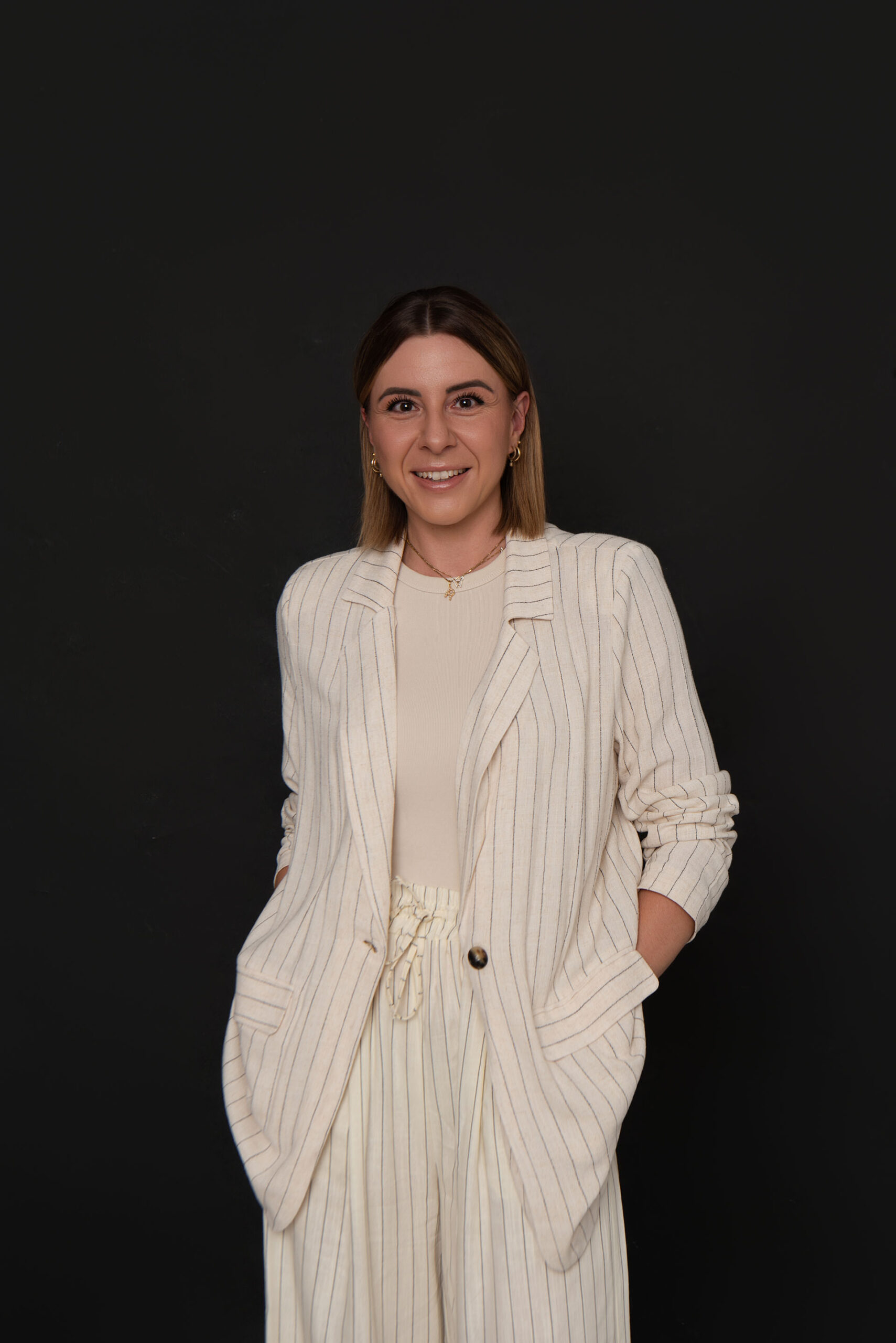 Was, wenn mich alle auslachen? Die 3 größten Sichtbarkeits-Ängste – und wie du sie überwindest 1 Du willst gefunden werden – online und regional? In der engmaschigen Marketing-Begleitung Ratzfatz Sichtbar mit Verena baust du dein Marketing mit System auf. Persönlich begleitet von Verena Ratz, Marketingstrategin aus Tirol.