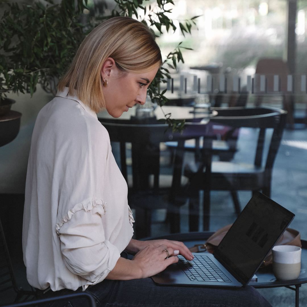 Ich erstelle Websites für Unternehmen in Tirol, die Vertrauen schaffen und Kund:innen gewinnen. Strategie, Design, SEO und Inhalte aus einer Hand – für nachhaltige Online-Sichtbarkeit ohne komplizierte Technik.