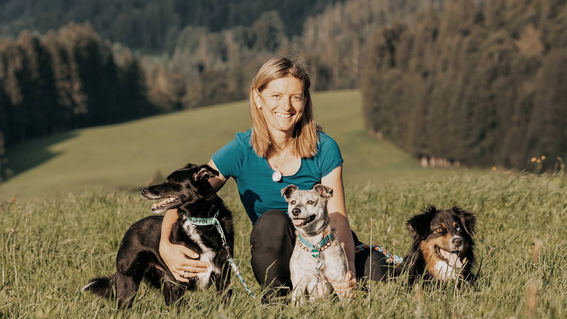 Bea Holzmann mit ihren Hunden in der Tiroler Berglandschaft